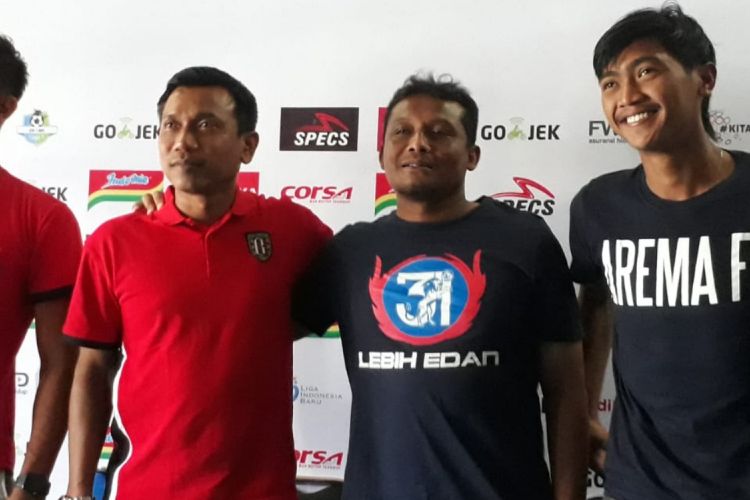 Asisten Pelatih Arema FC, Kuncoro (dua dari kanan) bersama pelatih Bali United dalam konferensi pers di Kantor Arema FC Kota Malang, Jumat (19/10/2018) 