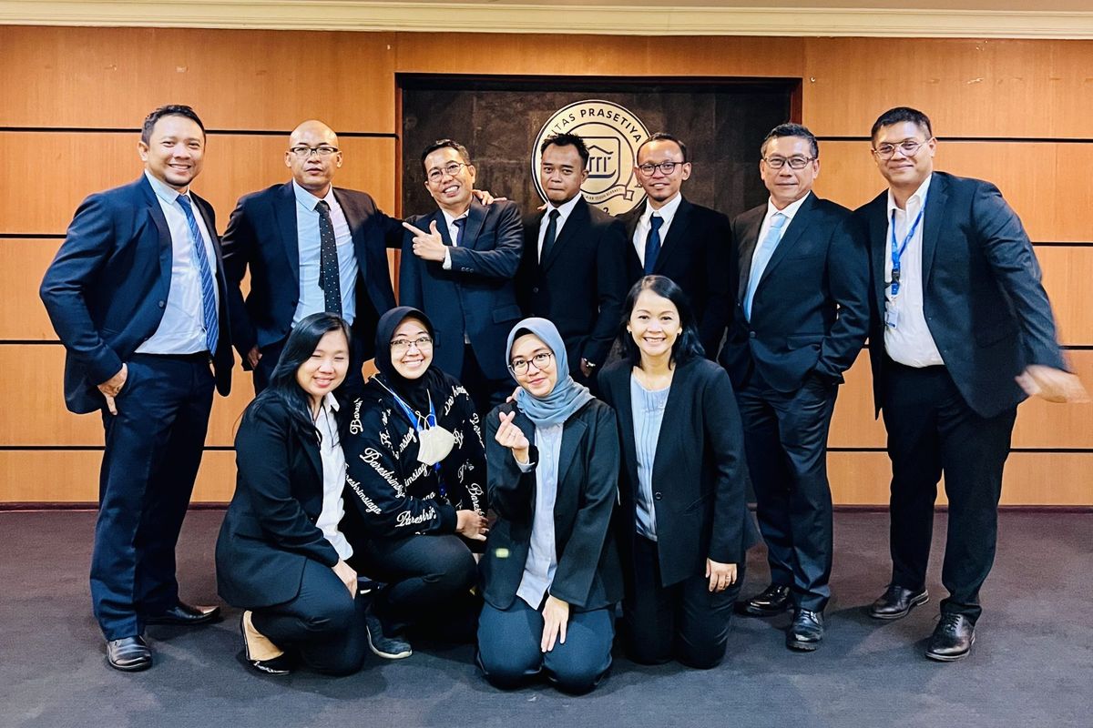 Nurani bersama teman-teman sekelasnya.