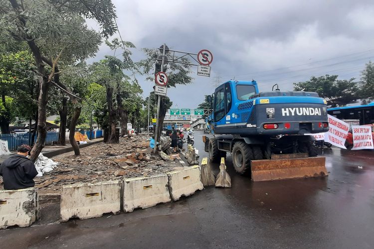 Pemerintah Kota Jakarta Timur akan menata trotoar depan Rumah Sakit (RS) UKI, Cawang, usai para pedagang kaki lima (PKL) direlokasi.