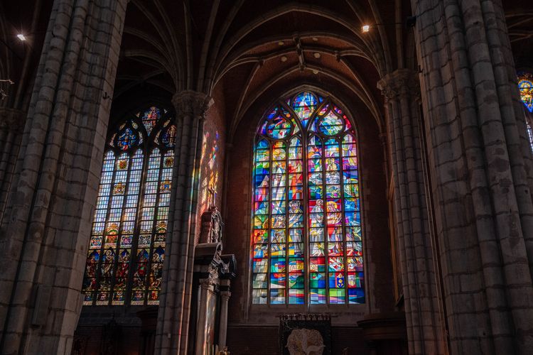 Kaca patri di jendela gereja Katedral St Bavo di Belgia