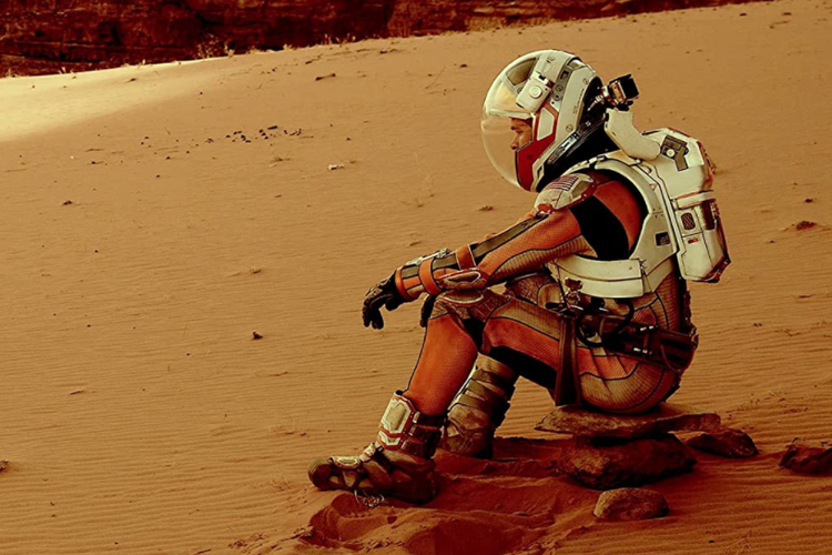 Matt Damon dalam film The Martian.