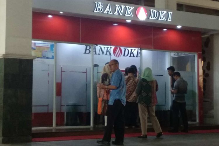 Para PNS DKI mengantre di Bank DKI di hari terakhir mereka kerja sebelum cuti lebaran, Jumat (8/6/2018).