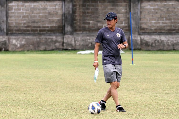 Pelatih Timnas Indonesia Shin Tae-yong saat memimpin latihan persiapan ujicoba FIFA Matchday di Stadion Gelora Trisakti Kuta, Bali, Jumat (21/1/2022) sore.