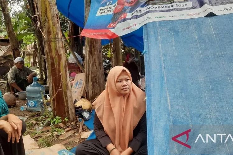 Imas Masnguneh (39), salah satu guru madrasah diniyah yang selamat setelah mengikuti cahaya putih di tengah reruntuhan bangunan sekolah agama di Cianjur, Jawa Barat, sesuai gempa magnitudo 5,6, Senin (21/11/2022).