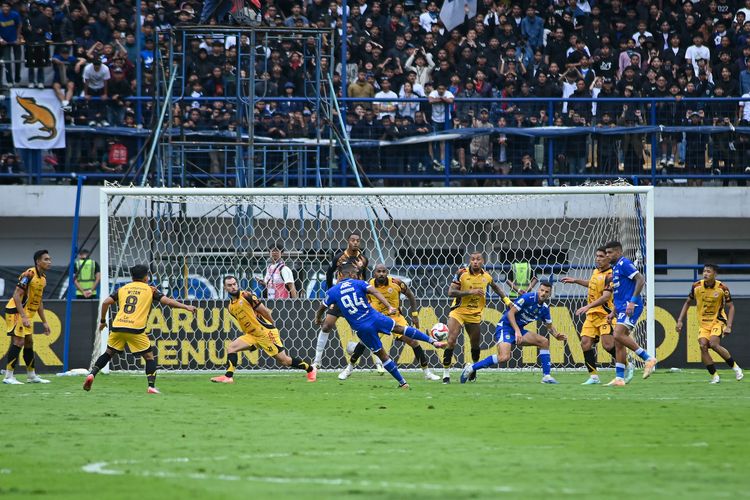 Kekacauan di pertahanan Persija Jakarta, penyerang Persib Bandung Uilliam Barros mengambil keuntungan pada laga pekan ke-17 Super League 2025-2026, Minggu (11/1/2026) di Stadion Gelora Bandung Lautan Api (GBLA). 