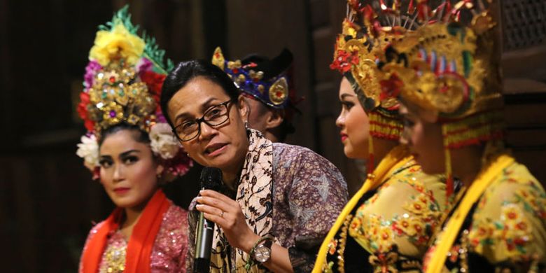 Menteri Keuangan Sri Mulyani (tengah) memberikan sambutan di antara para penari Gandrung saat melakukan kunjungan untuk mengetahui kesiapan Banyuwangi menyambut Annual Meeting IMF-World Bank, di Banyuwangi, Jawa Timur, Kamis (1/3/2018). Annual Meeting IMF-World Bank akan dihadiri sedikitnya 18.000 anggota delegasi dari 189 negara di Bali pada Oktober 2018.