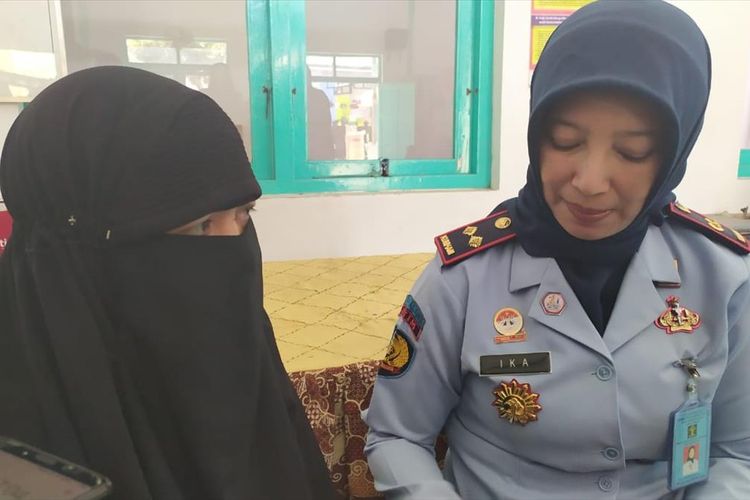 Tini Susanti Kaduku, narapidana terorisme asal Poso, Sulawesi Tengah didampingi Kepala Lapas Wanita kelas IIA Sukun, Kota Malang, Ika Yusanti, Selasa (6/8/2019).