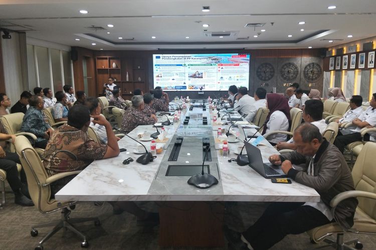 Nelayan Indramayu Keluhkan Muara Karangsong Dangkal, Kapal Karam hingga Biaya Melaut Meningkat