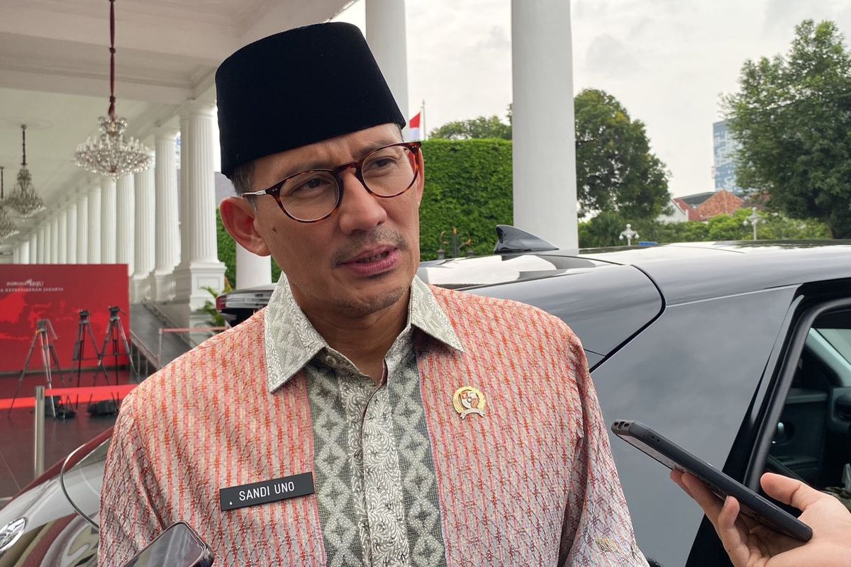 Menteri Pariwisata dan Ekonomi Kreatif Sandiaga Uno melaporkan mahalnya harga tiket transportasi menjelang mudik Lebaran kepada Presiden Joko Widodo di Istana Kepresidenan, Jakarta Pusat, Rabu (13/3/2024). 