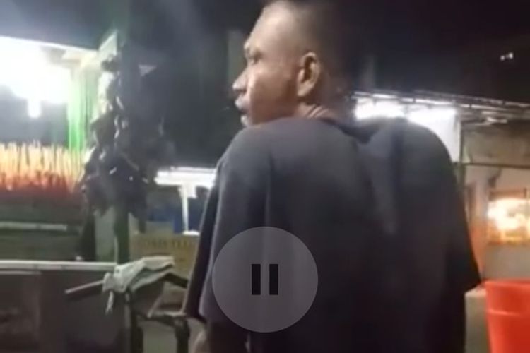Tangkapan layar video aksi pemerasan seorang preman kepada penjual sate di Medan.