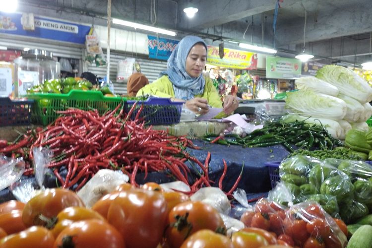 Widyaningsih (49), pedagang sayuran di Pasar Kosambi, Kota Bandung, Jawa Barat, Senin (19/2/2024).