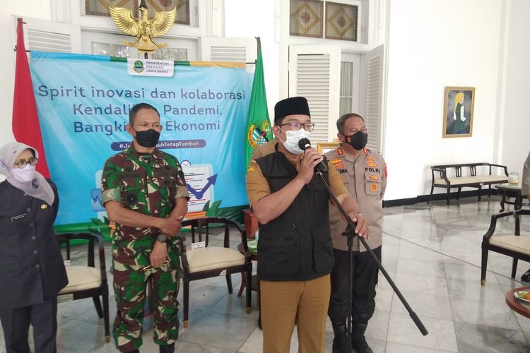 Gubernur Jawa Barat Ridwan Kamil saat menghadiri konferensi pers di Gedung Pakuan, Kota Bandung, Senin (7/2/2022).