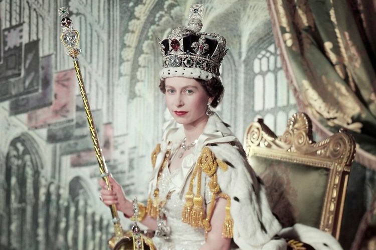 Foto Ratu Elizabeth II saat naik takhta. Ratu Elizabeth II menjadi raja Kerajaan Inggris menggantikan ayahnya, Raja George VI pada usia yang masih muda, 25 tahun, pada 6 Februari 1952. 