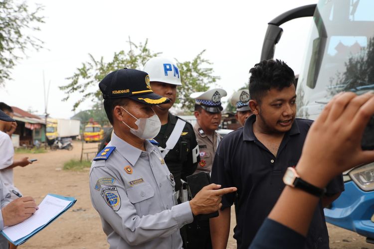 Dirjen Perhubungan Darat Kemenhub merazia pool bus ilegal di Tangerang untuk mengantisipasi kecelakaan bus pariwisata.