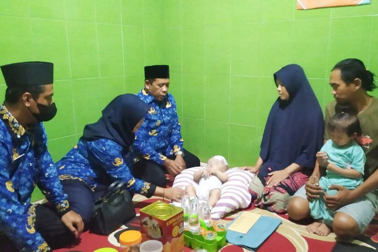 Camat Brondong Na'im saat berkunjung melihat kondisi Diandra Putra Nur Ardianzah yang mengidap hidrosefalus, warga Desa Brengkok, Kecamatan Brondong, Lamongan, Jawa Timur.