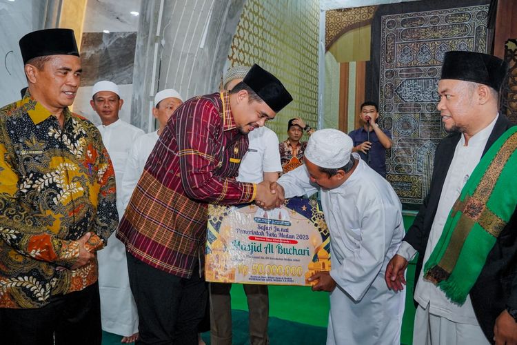 Wali Kota Medan Bobby Nasution menyerahkan bantuan secara simbolis kepada BKM Masjid Al Buchori saat Safari Jumat, Jumat (8/9/2023).
