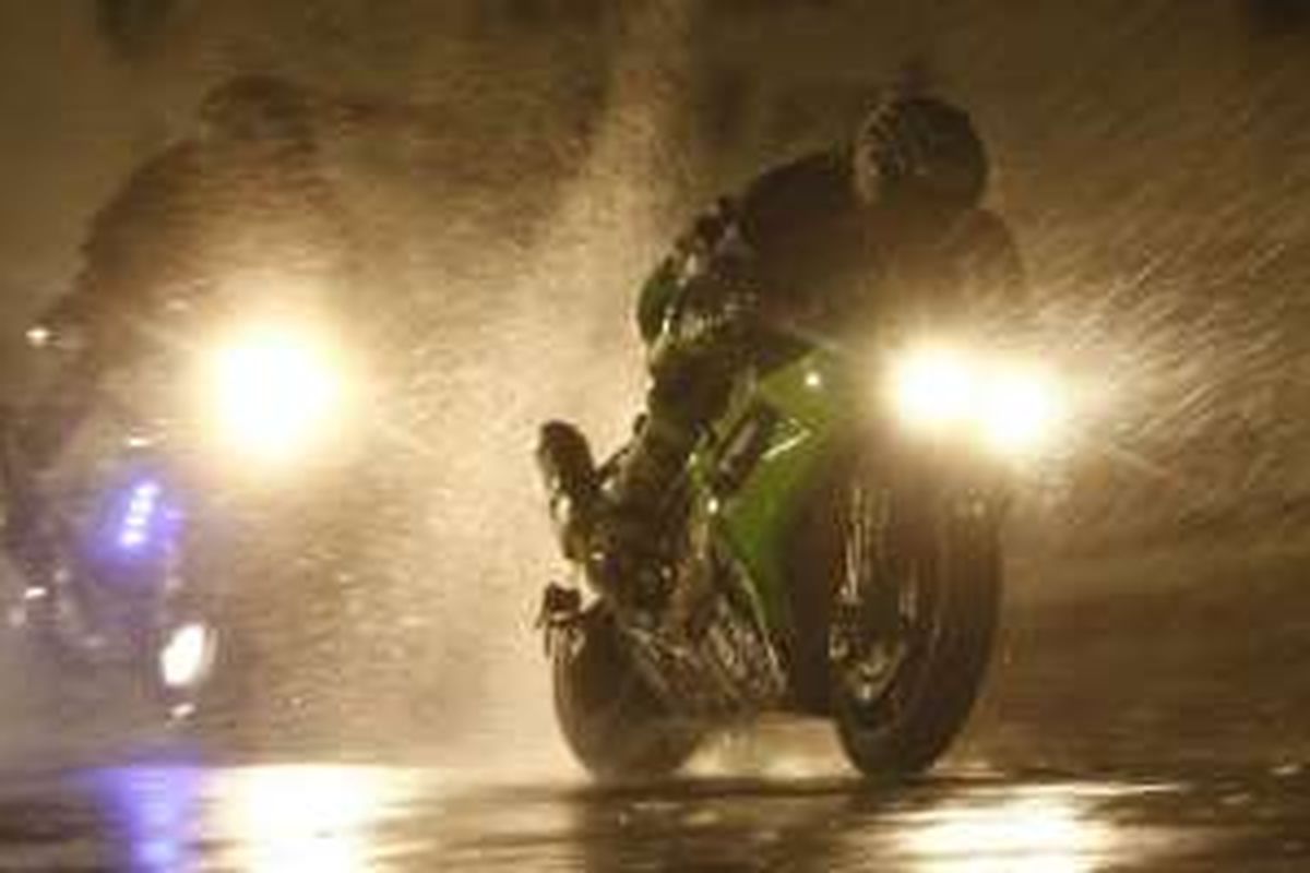 Ilustrasi riding saat hujan.
