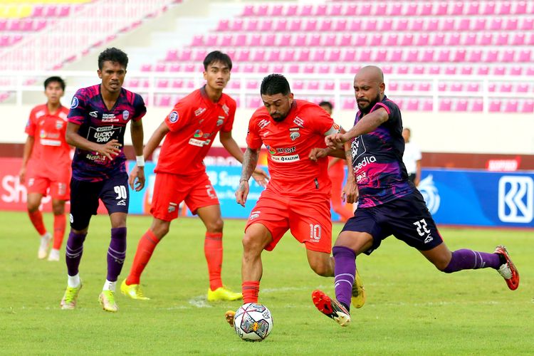 Pemain RANS Nusantara FC Arthur Bonai menjaga ketat pemain Borneo FC Jonathan Bustos saat pertandingan pekan ke-16 Liga 1 2022-2023 yang berakhir dengan skor 0-0 di Stadion Manahan Solo, Senin (19/12/2022) sore.