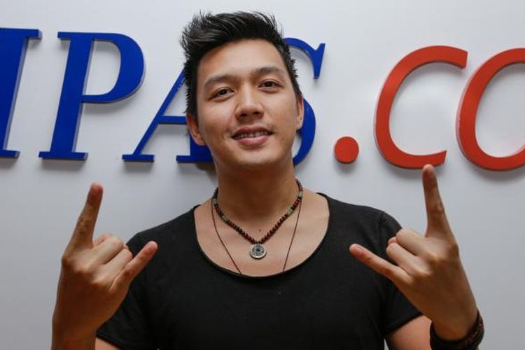 Vokalis yang juga gitaris Electron45, Dirly, berpose saat berkunjung ke newsroom Kompas.com, di Gedung Kompas Gramedia, Jakarta, Rabu (8/4/2015). Grup musik beraliran pop elektronika tersebut tengah mempromosikan single kedua yang berjudul Takut Kehilanganmu. KOMPAS IMAGES/DINO OKTAVIANO