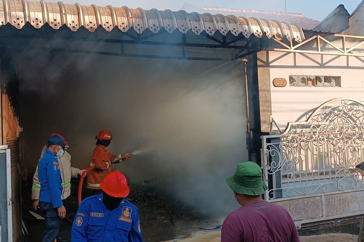 Petugas pemadam kebakaran saat melakukan proses pemadaman kebakaran yang terjadi di sebuah gudang meubel yang berada di Desa Cempokomulyo, Kecamatan Kepanjen, Kabupaten Malang, Senin (4/9/2023).