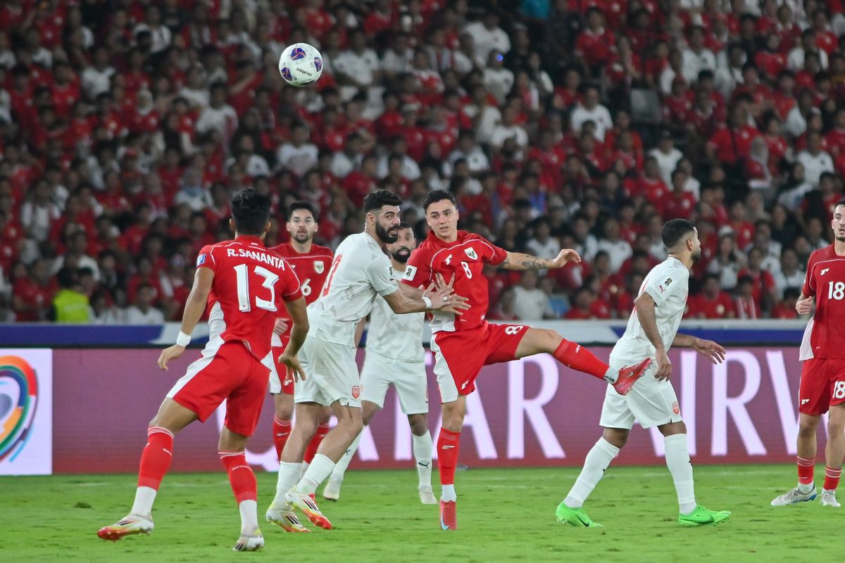 Duel udara pemain Timnas Indonesia Elianor Reijnders (8) dan para pemain Bahrain pada pertandingan lanjutan ronde ketiga Kualifikasi Piala Dunia 2026 Zona Asia, Selasa (25/3/2025) di Stadion Utama Gelora Bung Karno, Jakarta.