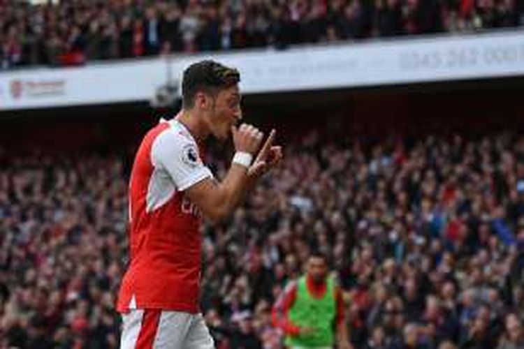 Gelandang Arsenal asal Jerman, Mesut Oezil, merayakan gol ketiga Arsenal ke gawang Swansea City pada pertandingan Premier League di Stadion Emirates, Sabtu (15/10/2016).