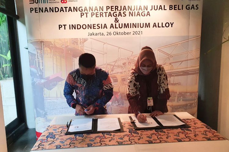President Director PT Pertagas Niaga Linda Sunarti dan Direktur Utama PT Indonesia Aluminium Alloy Ricky Gunawan menandatangani perjanjian jual-beli gas di Jakarta, Selasa (26/10/2021). 