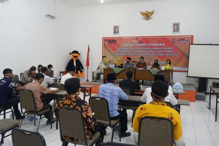 Suasan rapat pleno terbuka penyampaian hasil penelitian keabsahan dokumen persyaratan calon Bupati dan Wakil Bupati Demak dalam pemilihan Bupati dan Wakil Bupati Demak tahun 2020 di Kantor KPU Kabupaten Demak , Minggu (13/9/2020)