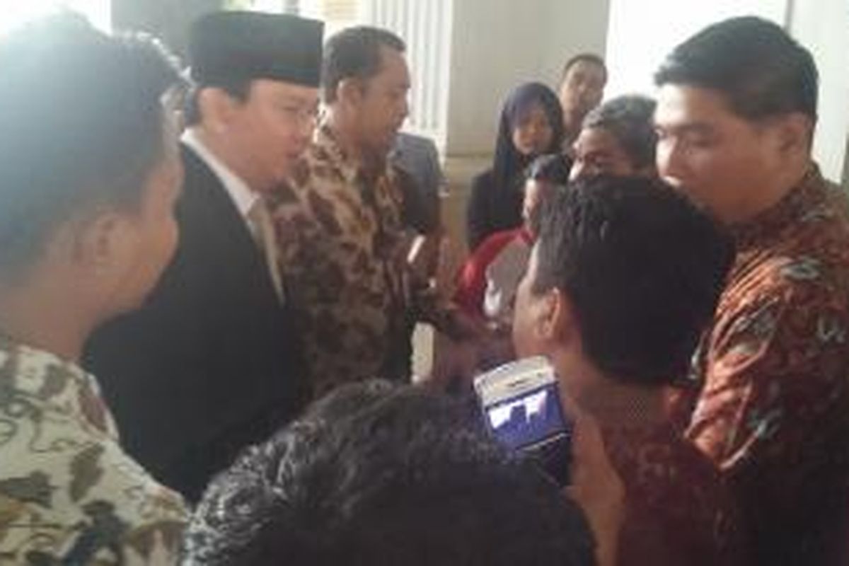 Gubernur DKI Jakarta Basuki Tjahaja Purnama dihadang puluhan pedagang Pasar Karang Anyar di Balai Kota, Selasa (15/9/2015). 