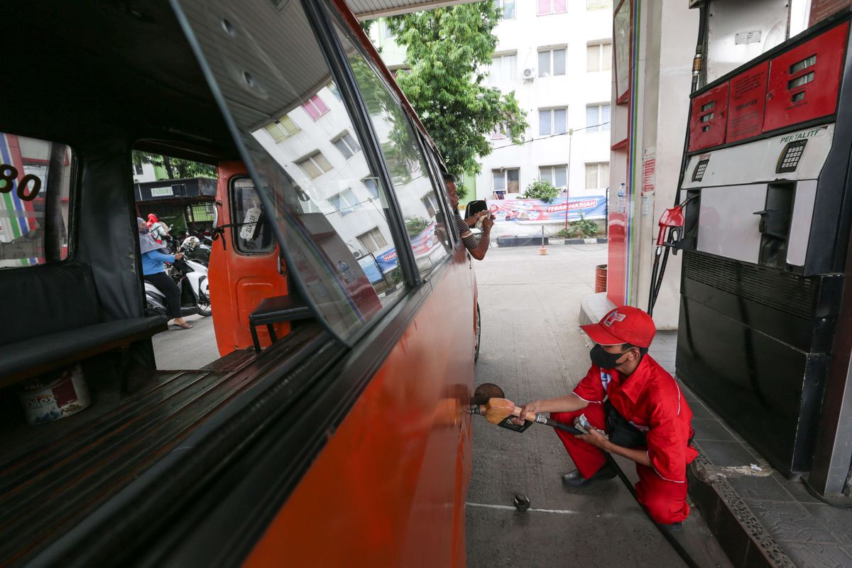 Angkutan Kota D08 mengisi bahan bakar minyak (BBM) subsidi Pertalite di SPBU di Depok, Senin (5/9/2022). Organda memastikan adanya kenaikan tarif angkutan umum imbas dari kenaikan BBM subsidi jenis Pertalite dan Solar.