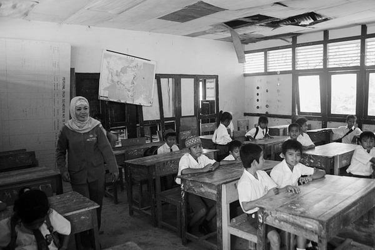 Proses belajar-mengajar berlangsung di Sekolah Dasar Negeri 06 Pulau Lemukutan, Kecamatan Sungai Raya Kepulauan, Kabupaten Bengkayang, Kalimantan Barat, Senin (8/8). Butuh semangat dan pengabdian yang luar biasa bagi seorang guru untuk mengajar di daerah terpencil, seperti di sekolah dasar yang rusak tersebut.