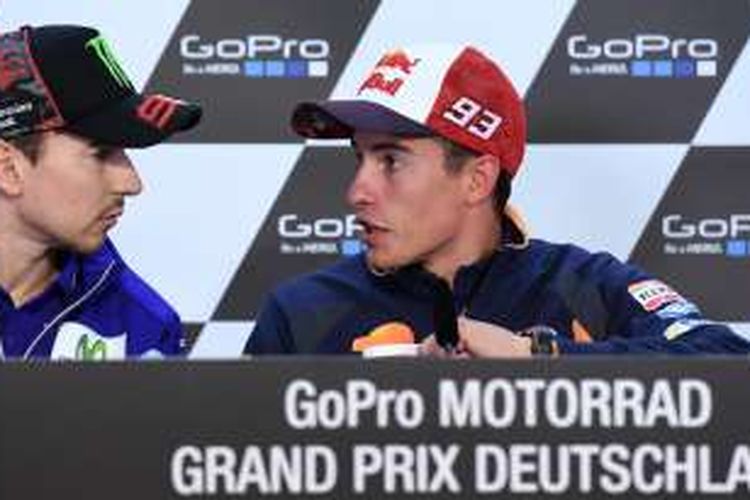 Pebalap Movistar Yamaha asal Spanyol, Jorge Lorenzo (kiri), berbicara dengan pebalap Repsol Honda asal Spanyol, Marc Marquez, saat menghadiri konferensi pers jelang GP Jerman di Sachsenring, Kamis (14/7/2016).