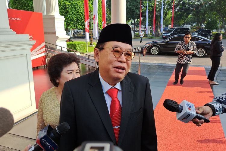 Anggota Dewan Pertimbangan Presiden Gandi Sulistyanto sebelum dilantik di Istana Negara, Jakarta, Senin (17/7/2023).