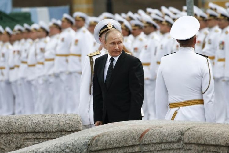 Para prajurit AL Rusia bersikap sempurna ketika Presiden Vladimir Putin hendak meninggalkan arena parade militer di St Petersburg, Minggu (30/7/2017).