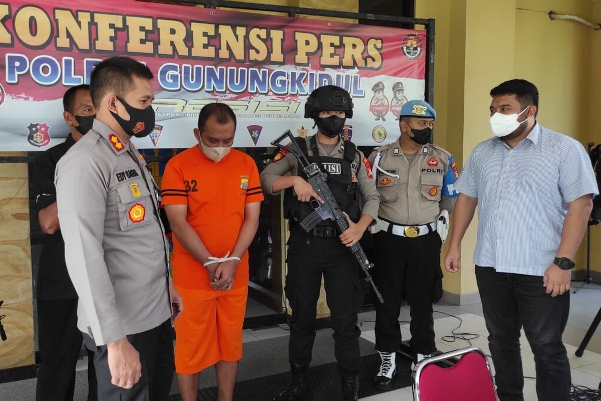 AP (kaos oranye) ASN guru tersangka kasus kripto di Mapolres Gunungkidul
