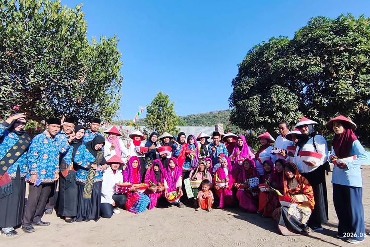HUT Ke-81 RI di SDN Selang Sumbawa, Orang Tua Bawa Bakul Merah Putih Berisi Hasil Bumi