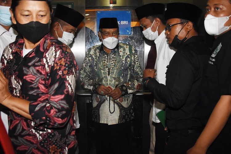 Ketua Umum PBNU KH Said Aqil Siroj (tengah) meninggalkan ruangan usai Rapat Harian Syuriyah dan Harian Tanfidziyah Nahdlatul Ulama terkait penetapan jadwal Muktamar ke-34 Nahdlatul Ulama di Gedung PBNU, Jakarta, Selasa (7/12/2021) malam. Penetapan yang ditandatangani Rais Aam PBNU KH Miftachul Akhyar, Katib Aam PBNU KH Yahya Cholil  Staquf, Ketua Umum PBNU KH Said Aqil Siroj, dan Sekretaris Jenderal  H Ahmad Helmy Faishal Zaini itu memutuskan gelaran Muktamar ke-34 NU tetap digelar pada 23-25 Desember 2021 di Provinsi Lampung. ANTARA FOTO/Indrianto Eko Suwarso/wsj.