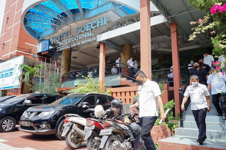 Wali Kota Medan Bobby Nasution meninjau gedung bekas Hotel Soechi di Jalan Cirebon Medan, Kamis (22/7/2021)