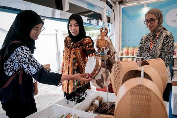 Pengunjung melihat kerajinan yang dijual di Djakarta Ramadan Fair 2024. 