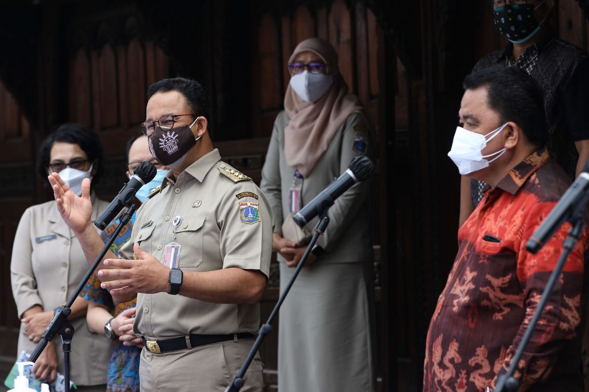 Gubernur DKI Jakarta, Anies Baswedan memberi sambutan usai menyaksikan proses vaksinasi Covid-19 di Sentra Vaksinasi KG di Bentara Budaya Jakarta, Palmerah Selatan, Jakarta Pusat, Senin (28/6/2021). Vaksinasi kerjasama Dewan Pers dan Kompas Gramedia ini bertepatan dengan HUT ke-56 Harian  Kompas. Target peserta vaksinasi sebanyak 10.000 pekerja media.