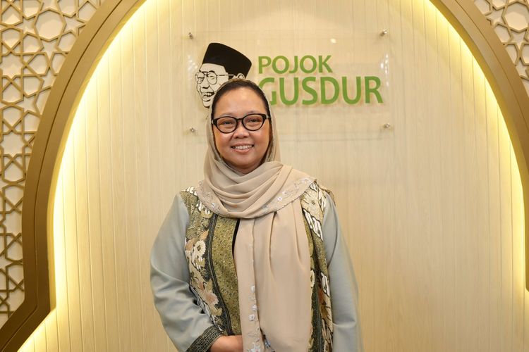 Direktur Jaringan Gusdurian, Alissa Wahid berpose setelah diwawancara KOMPAS.com dalam program Gaspol di PBNU, Kramat, Jakarta Pusat, Senin (17/3/2025).