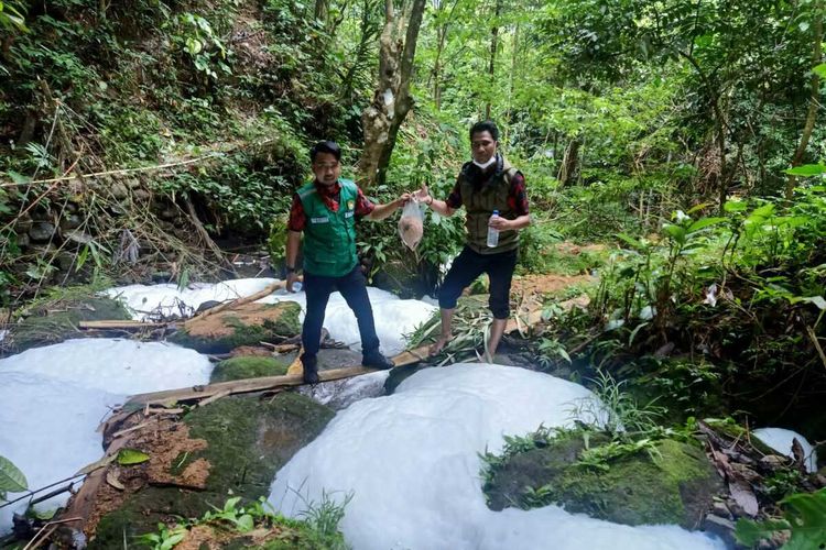 Petugas Dinas Lingkungan Hidup Kabupaten Gowa, Sulawesi Selatan tengah melakukan uji parameter air sungai yang berbusa dan mengebohkan warga. Jumat, (11/2/2022).