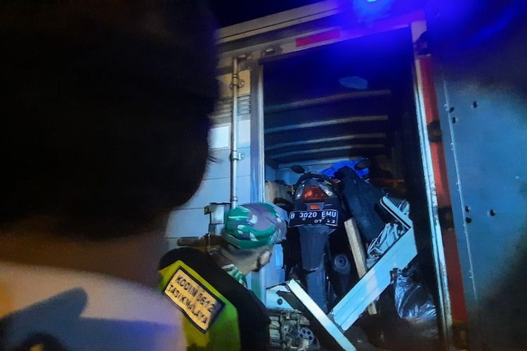 Homecoming travelers hide their motorbikes in a boxcar to avoid security checkpoint.