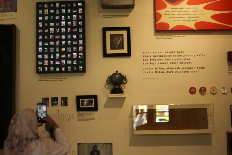 Pengunjung mengabadikan foto di Galeri Lokananta, Solo, Jawa Tengah, Kamis (15/6/2023). Pasca-revitalisasi, Galeri Lokananta dibuka untuk umum pada Rabu-Senin, pukul 10.00-17.00 WIB.