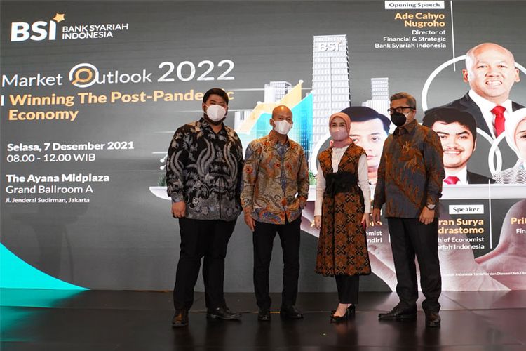 Direktur Finance and Strategy BSI Ade Cahyo Nugroho, Chief Economist BSI Banjaran Surya Indrastomo, Chief Economist PT Bank Mandiri (Persero) Tbk Andry Asmoro, dan Prita Ghozie dalam BSI Market Outlook 2022: Winning The Post-Pandemic Economy. 