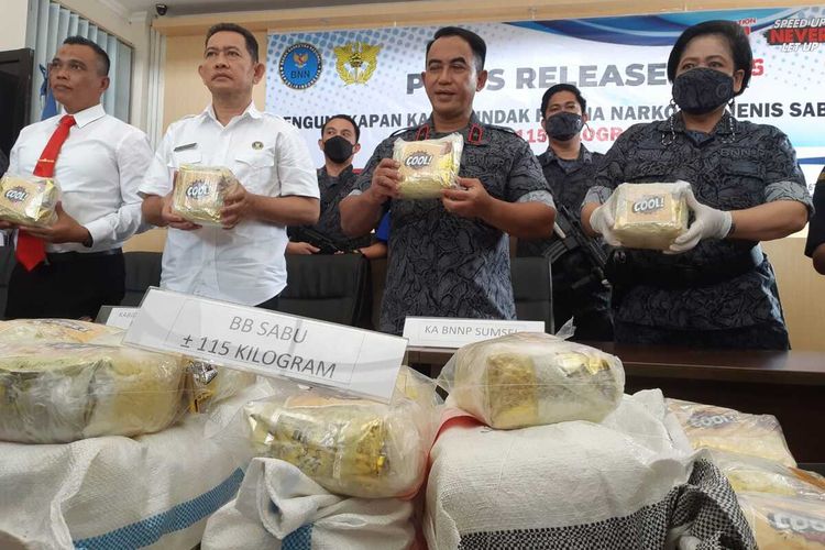 Kepala BNNP Sumsel Brigjen Pol Djoko Prihadi saat melakukan ungkap kasus penyelundupan 115 kilogram sabu di Palembang, Senin (30/1/2023).