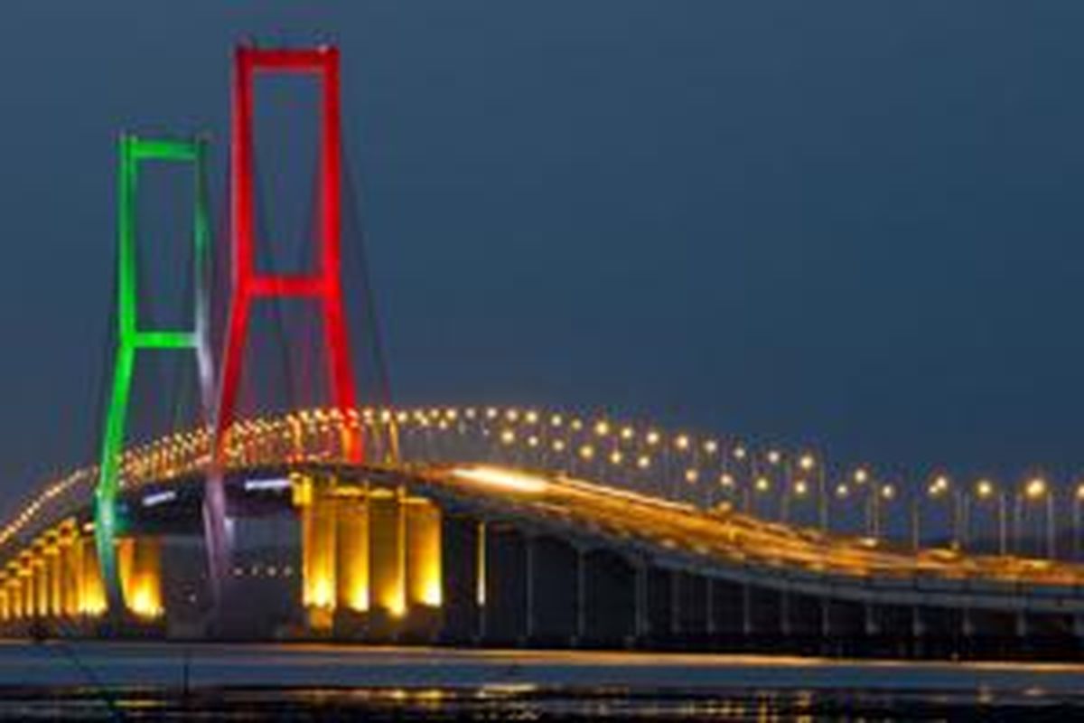 Jembatan Suramadu yang menghubungkan Kota Surabaya dengan Pulau Madura.