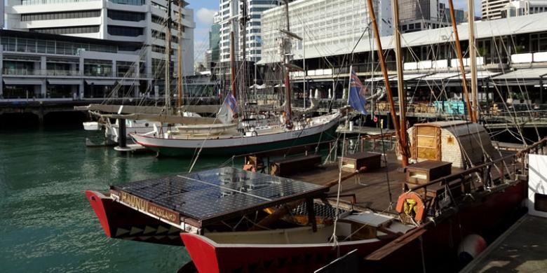 Dermaga di Viaduct Harbour, Pelabuhan Kota Auckland, Selandia Baru, dipenuhi kapal-kapal laut yang parkir berikut dengan layarnya, Sabtu (7/5/2016). Suasana itu menyatu dengan suasana kota yang dipenuhi gedung bertingkat. 