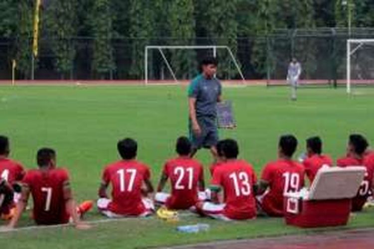 Pelatih timnas U-19, Eduard Tjong memberikan instruksi saat jeda laga uji coba timnya kontra UNY FC di Stadion UNY, Yogyakarta pada Selasa (16/8/2016) sore. 