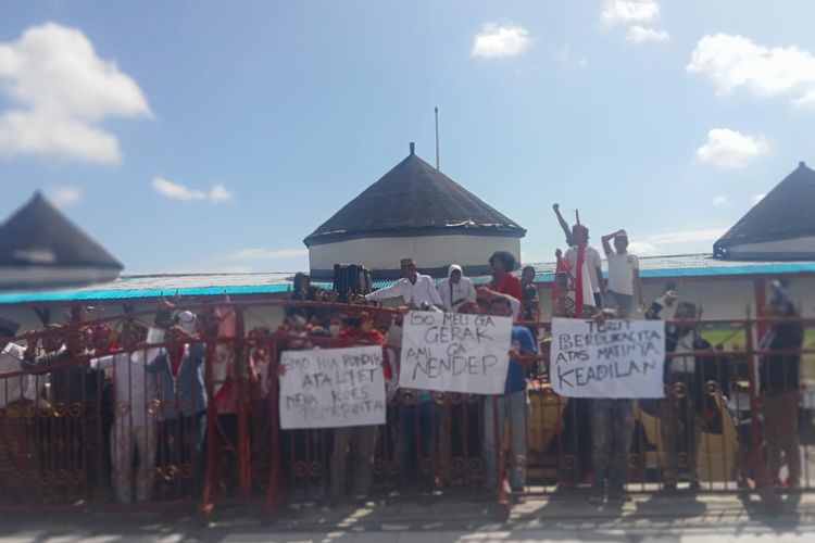 Foto : Ratusan warga Dusun Wakal, Desa Kentol, Kecamatan Cibal, Kabupaten Manggarai, NTT, menggelar demonstrasi di Kantor Bupati Manggarai, pada Rabu (29/6/2022). 